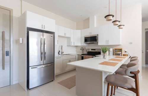 Beverly Hills Apartment | The Mahoe: Modern 2BR Kgn Apartment with Rooftop Pool, Gym & Mountain Views