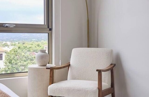 Beverly Hills Apartment | The Mahoe: Modern 2BR Kgn Apartment with Rooftop Pool, Gym & Mountain Views