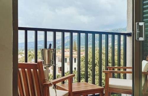 Beverly Hills Apartment | The Mahoe: Modern 2BR Kgn Apartment with Rooftop Pool, Gym & Mountain Views