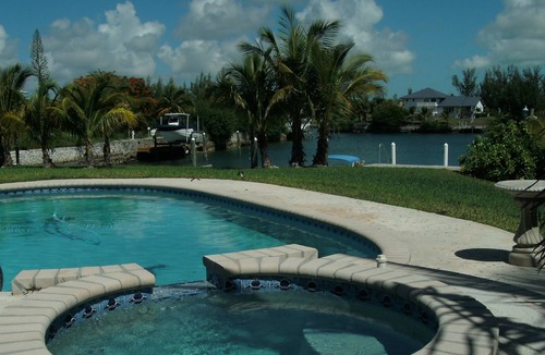 Smith's Point Villa | The Retreat, with pool, boats welcomed, short walk to Taino Beach.