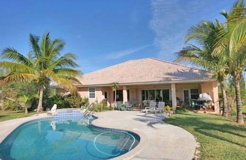 Smith's Point Villa | The Retreat, with pool, boats welcomed, short walk to Taino Beach.