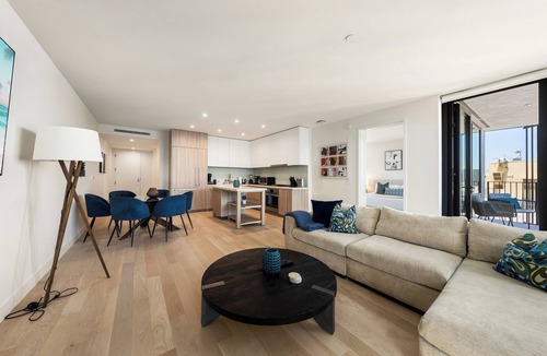 Downtown Bed & Breakfast | The Sapphire Nest' Luxury Condo Walk to Beach & Pier Rooftop Pool, Gym Parking