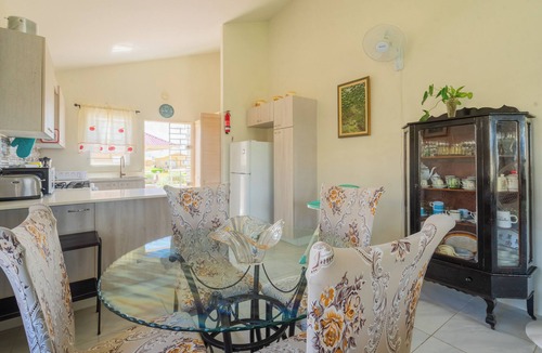 Portmore House | "The Savannah @ Phoenix" A cool family friendly home close to Major Attractions.