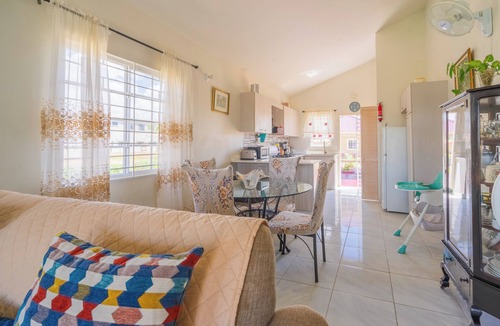 Portmore House | "The Savannah @ Phoenix" A cool family friendly home close to Major Attractions.