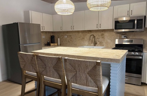 Dunmore Town Apartment | The Shoreline - Cozy 2BR 3Bd in Harbour Island Steps to Pink Sand Beach