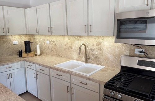 Dunmore Town Apartment | The Shoreline - Cozy 2BR 3Bd in Harbour Island Steps to Pink Sand Beach