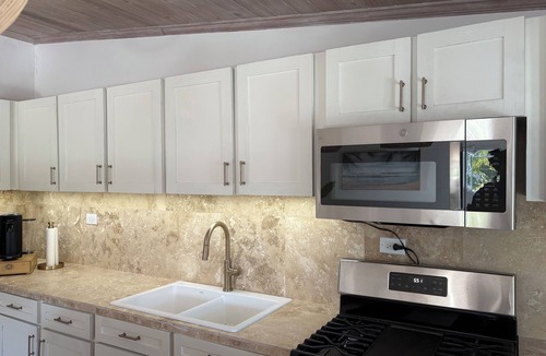 Dunmore Town Apartment | The Shoreline - Cozy 2BR 3Bd in Harbour Island Steps to Pink Sand Beach
