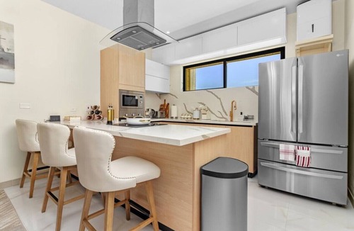 Runaway Bay Apartment | The Vue @ Paradisiac ~ Private Beach ~ Pool ~Gated
