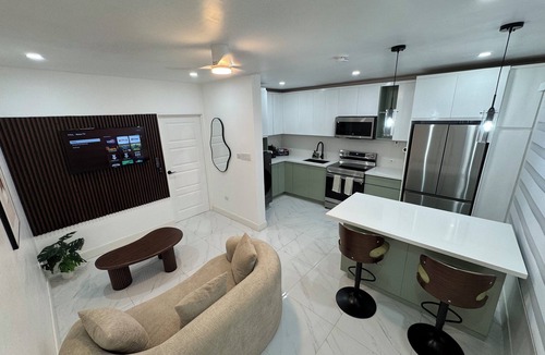 Camperdown Apartment | This is an elegantly retrofitted secured ground floor one bedroom apartment.