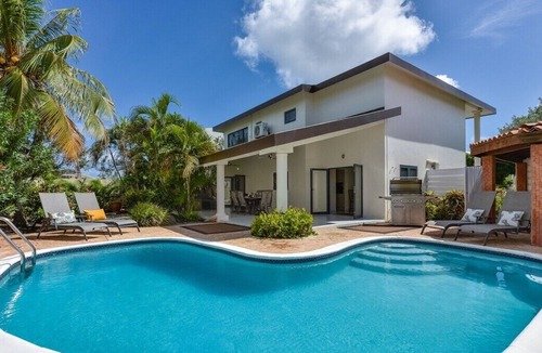 Washington Villa | This two floor spacious family house is only a few blocks away from Palm Beach.