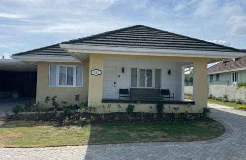 St. Ann's Bay House | Tropical Bungalow - Close to OchiˑACˑBeach ClubˑFamilyˑSun VillaˑCook Available