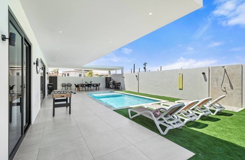 Boegoeroei House | Tropical Dream Villa - New 6BR Luxury Villa in Noord