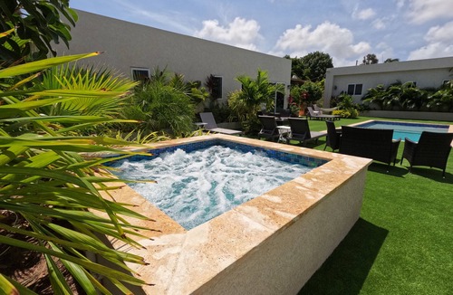 Boegoeroei Apartment | Tu Paraíso Tropical, Terraza y Piscina Soleada, Bañera con Hidromasaje
