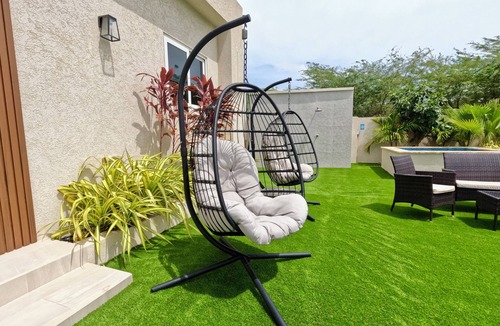 Boegoeroei Apartment | Tu Paraíso Tropical, Terraza y Piscina Soleada, Bañera con Hidromasaje