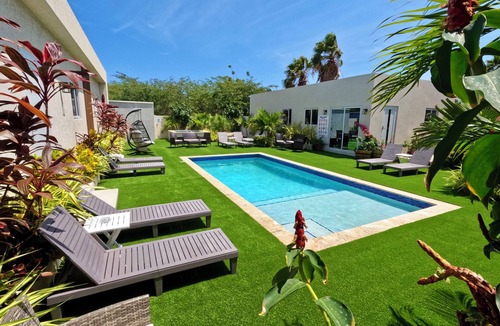 Boegoeroei Apartment | Tu Paraíso Tropical, Terraza y Piscina Soleada, Bañera con Hidromasaje