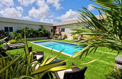 Boegoeroei Apartment | Tu Paraíso Tropical, Terraza y Piscina Soleada, Bañera con Hidromasaje