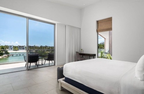 Long Bay Hills Hotel | Turks & Caicos | Oceanfront Villa w/Private Pool, Spa & Sea View | Dining & Shop