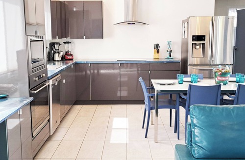 Bushiri House | Turquoise Villa Family-Friendly Private Pool 3BR/2BA 5 Min drive to Eagle Beach