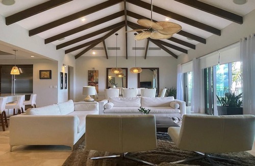 Herreras Apartment | vbLarge Elegant Penthouse Retreat, Beach, Pool, Golf Cart. Perfect for Families