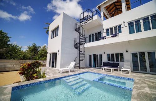 Plantation Apartment | Villa Armoniosa Spacious Beachfront 2BR with Pool - Lower Level