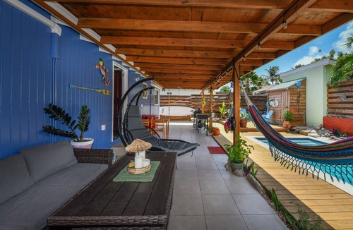 Oranjestad-West Ski Chalet | Villa Canucku