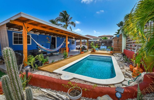 Oranjestad-West Ski Chalet | Villa Canucku