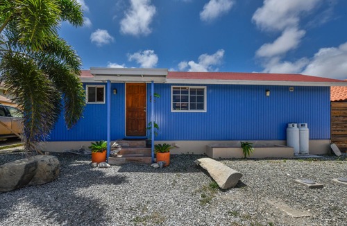 Oranjestad-West Ski Chalet | Villa Canucku