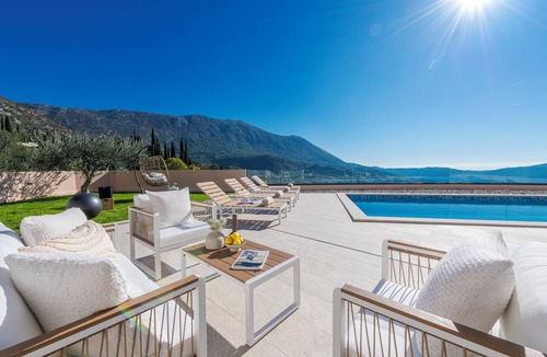 Dunave Krajnje Villa | Villa Castellum Canalis is a place where tranquility and luxury merge together