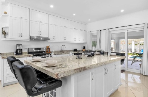 Washington House | Villa Noah Your Luxurious 4BR Retreat by Bocobay
