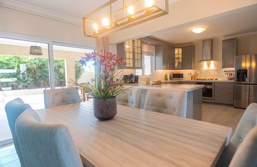 Bubali Villa | “Villa Oasis” Walking distance to beach, supermarket and restaurants.