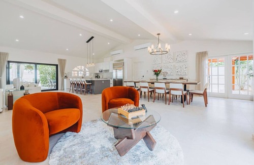 Palm Beach Villa | Walk to Palm Beach! 5Bed Hottub w/Pool | 10people
