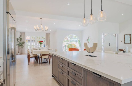 Palm Beach Villa | Walk to Palm Beach! 5Bed Hottub w/Pool | 10people