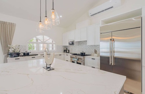 Palm Beach Villa | Walk to Palm Beach! 5Bed Hottub w/Pool | 10people