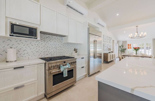 Palm Beach Villa | Walk to Palm Beach! 5Bed Hottub w/Pool | 10people