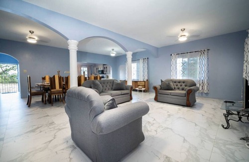 Runaway Bay Apartment | Walk to the Beach! Huge Dining Table - Botanic