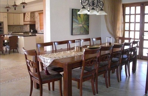 Noord House | Walking to the Beach Villa