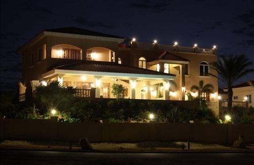 Noord House | Walking to the Beach Villa