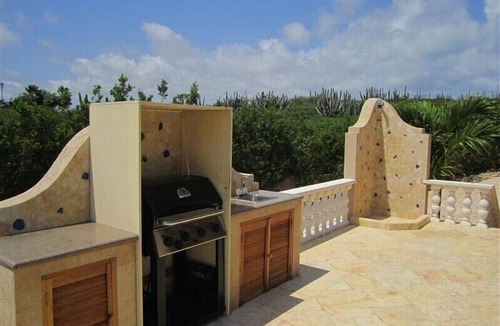 Noord House | Walking to the Beach Villa
