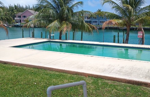 Bahamia West Cottage | Waterfront house w dock seawall, Atlantic waters. All toyes. Aport free pickup