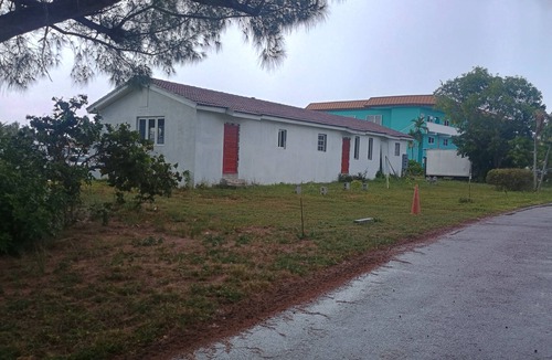 Bahamia West Cottage | Waterfront house w dock seawall, Atlantic waters. All toyes. Aport free pickup