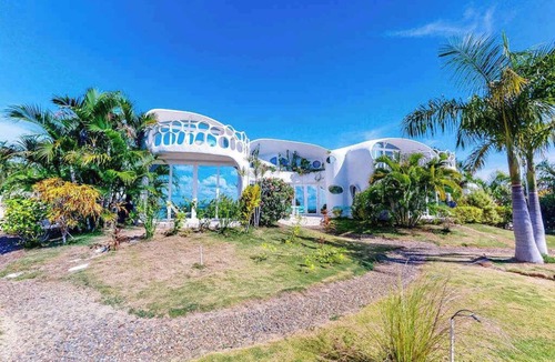 Cocoplum Villa | Waterfront organic architecture villa with pool & AC - near lagoon
