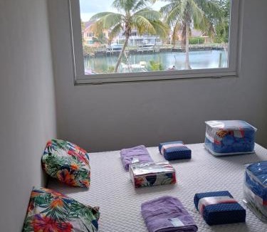 Bahamia West House | Waterfront unit with dock n 100ft seawall for boat, cristal Atlantic waters