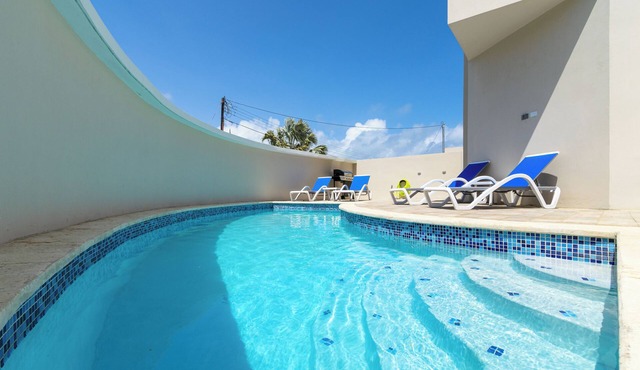 1.5 mi to Palm Beach * Pool * Rooftop * BBQ