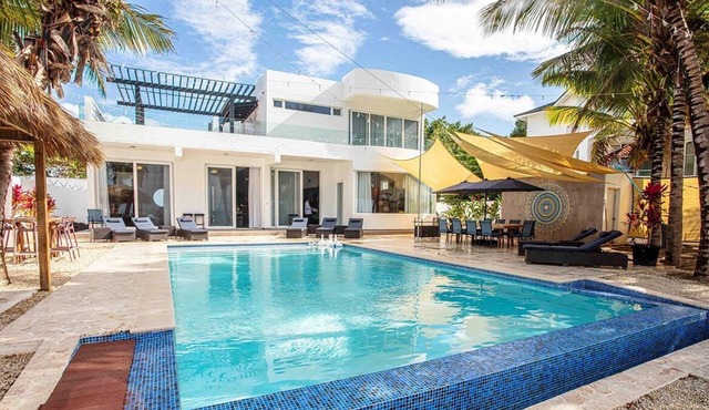 11BD complex w/pool & parking, steps from the beach
