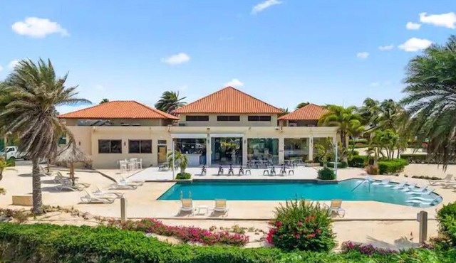 1BR Gold Coast Pools Tennis Gym Security