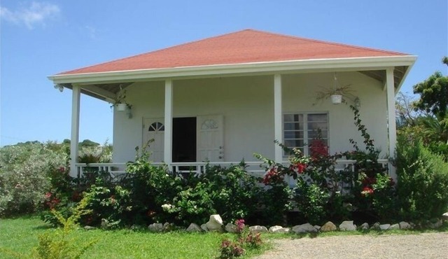 2 Bedroom Cottage with a/C Close to Beach & Town