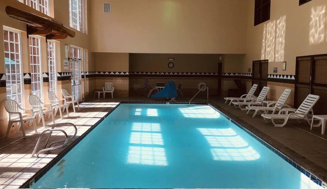 2 Charming Lodge-Style Rooms w/Heated Pool & Courteous Staff in Vancouver