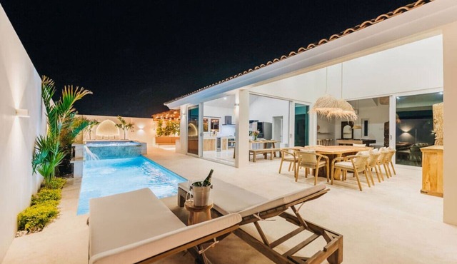 2 Min to Palm Beach, Billiard, Hot Tub, 8 sleeps