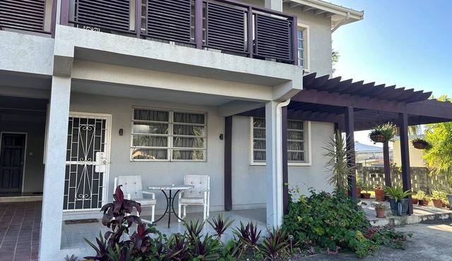 2 minute walk to Brighton's Beach, Apt on a quiet street