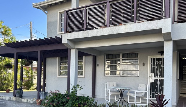 2 minute walk to Brighton's Beach, Kensington Oval, Apt on a quiet street